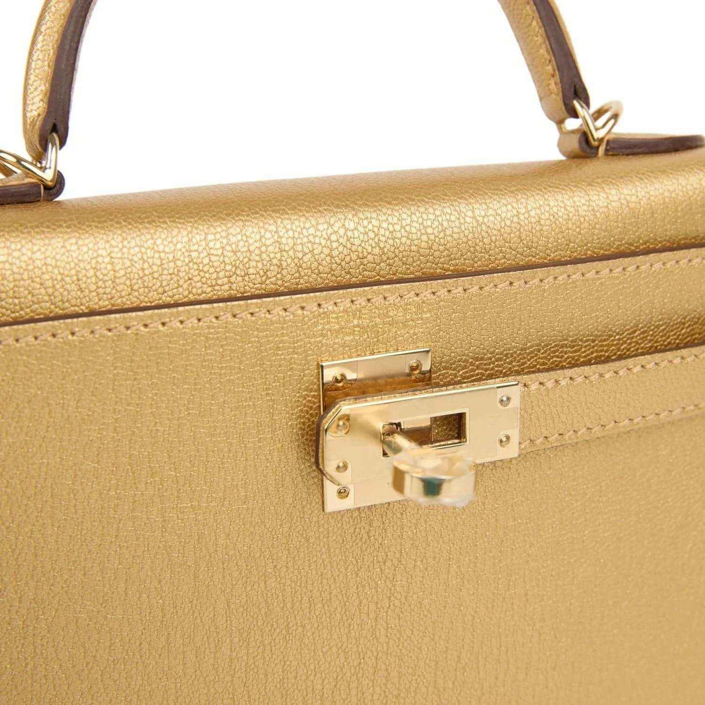 Kelly Sellier 20 handbag close-up of gold leather texture and front lock hardware