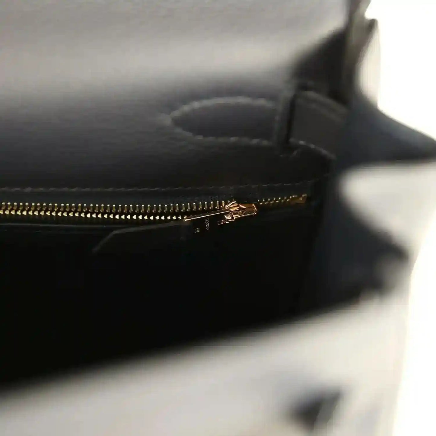 Hermes Kelly Retourne 28 handbag interior zipper, gold trim and pull.