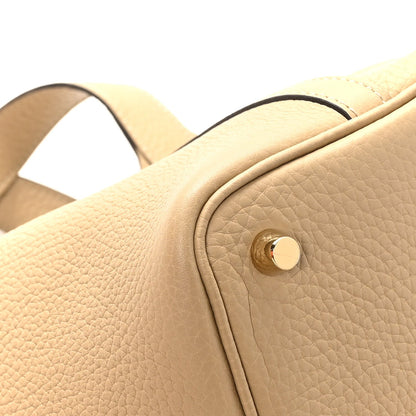 Picotin Lock 18 PM leather bag, tan pebble-grain, gold turn-lock close-up