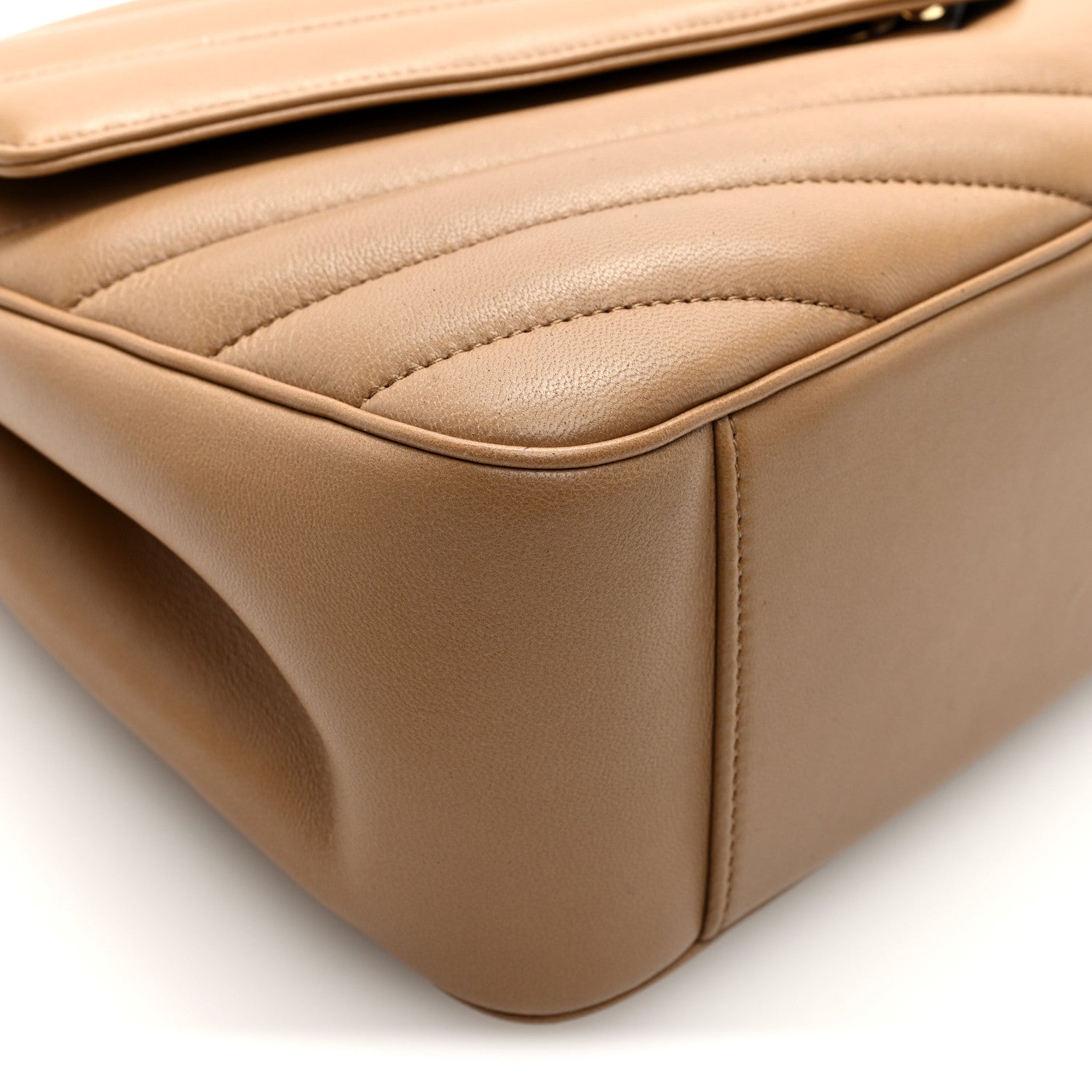 Natural tan quilted leather bag corner with rounded seam and edge stitching