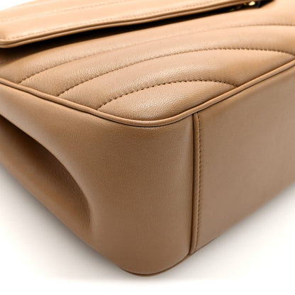Natural tan quilted leather bag corner with rounded seam and edge stitching