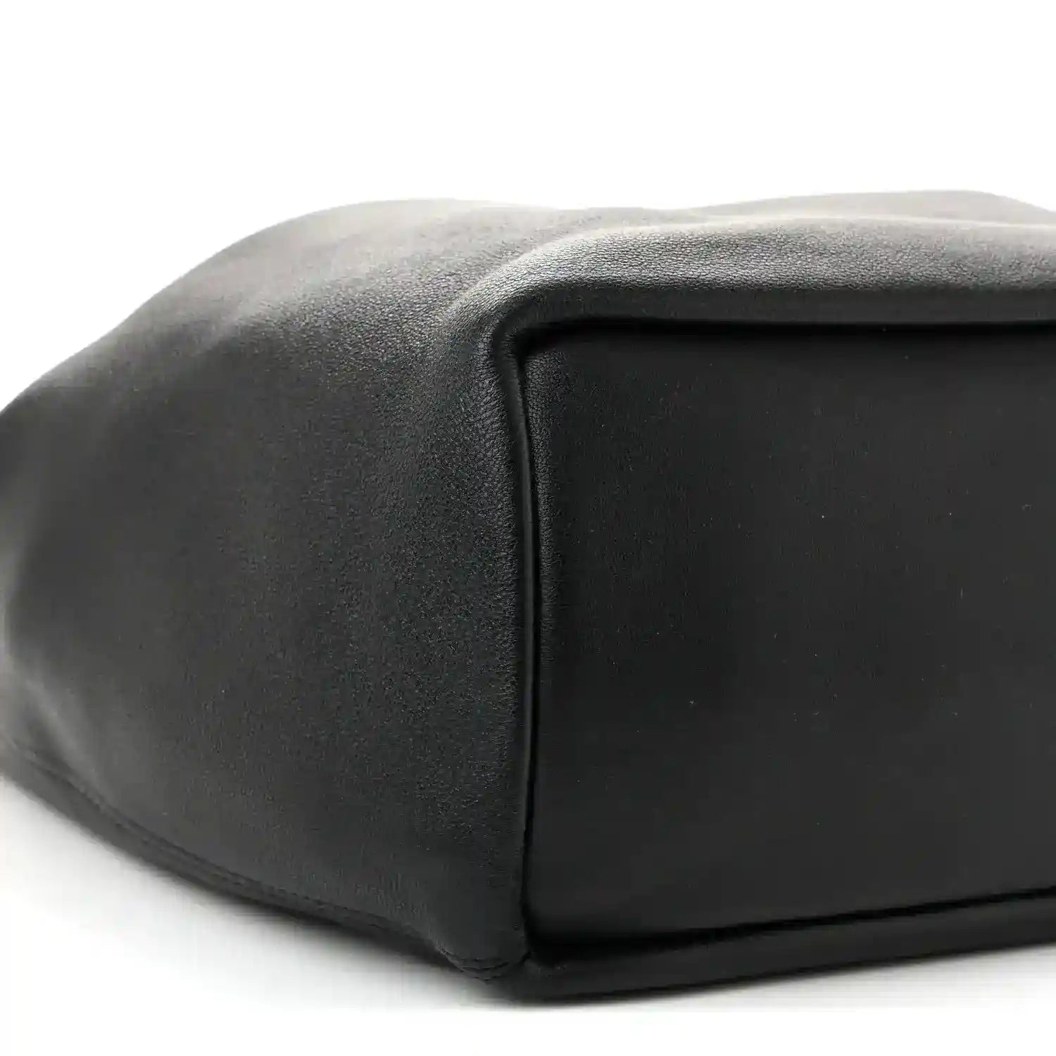 Small squeeze bag in dark nappa leather, side view with smooth top panel