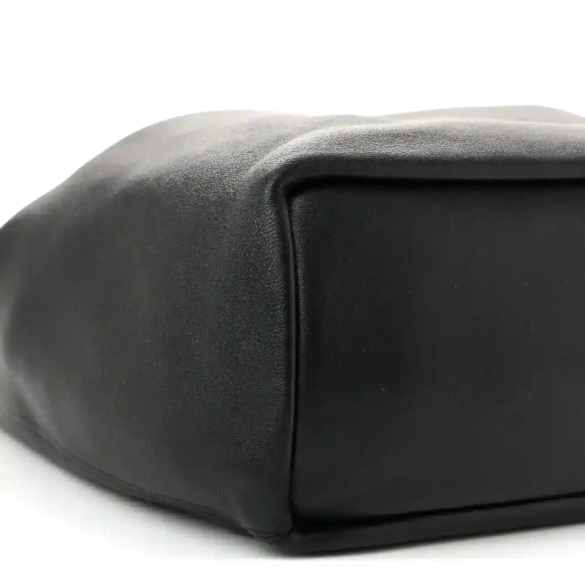 Small squeeze bag in dark nappa leather, side view with smooth top panel