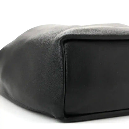 Small squeeze bag in dark nappa leather, side view with smooth top panel