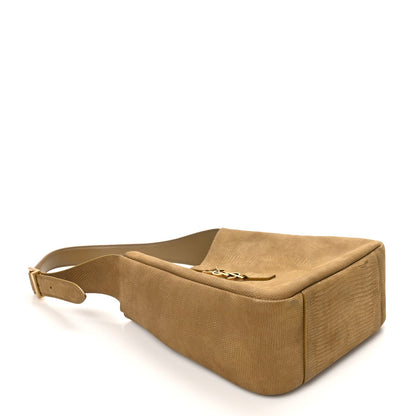 Small hobo bag with wide opening, magnetic top, and lizard-embossed exterior