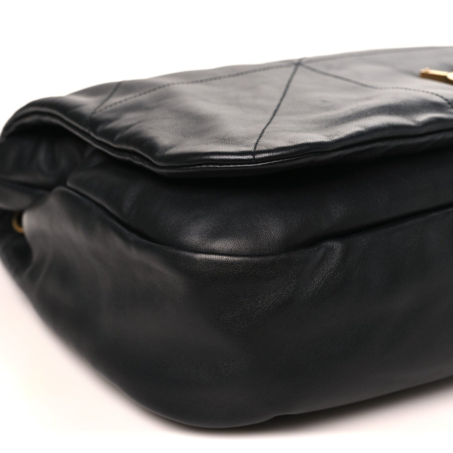 Black lambskin shoulder bag corner with rounded edge and quilted top seam