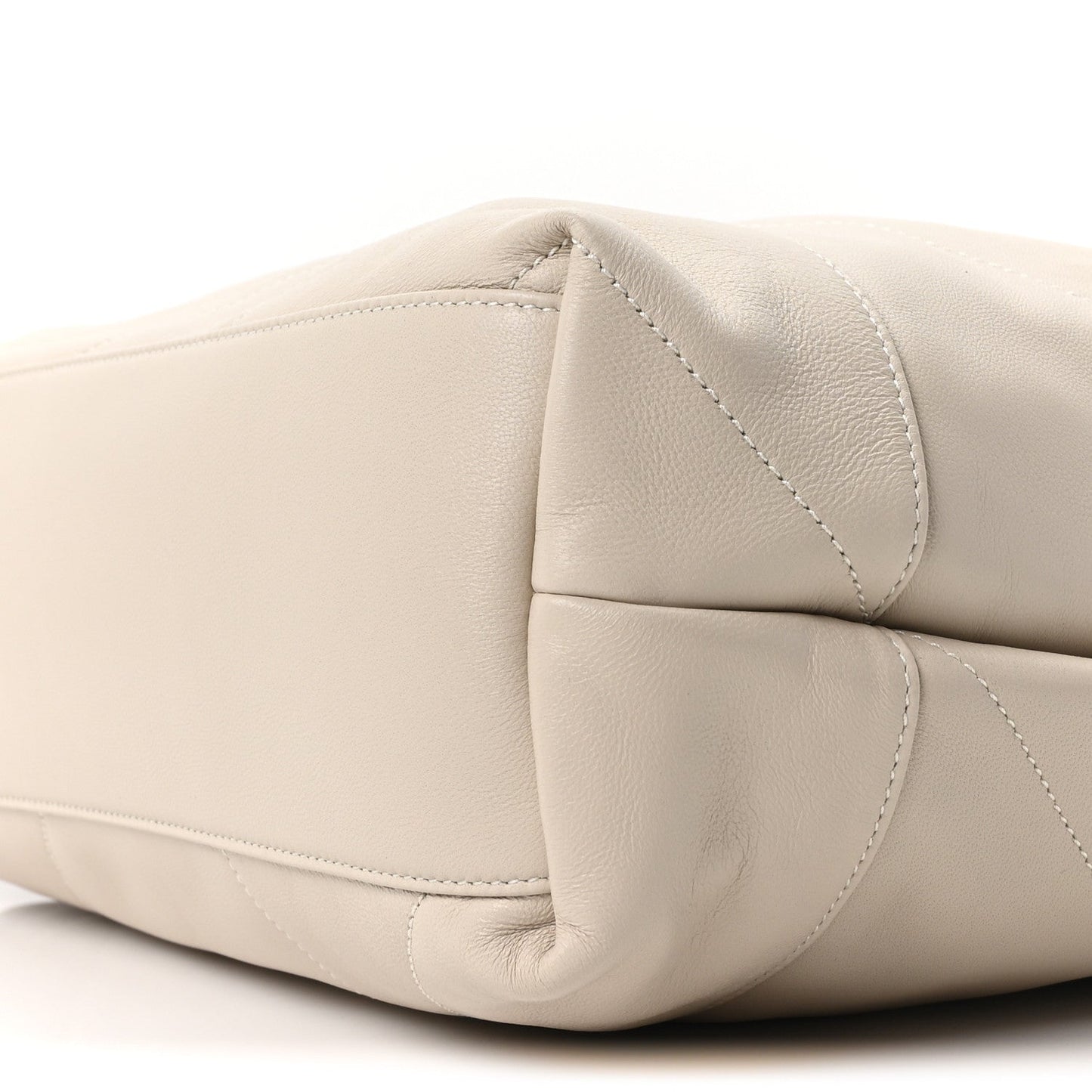 Off-white quilted lambskin shoulder bag corner with curved seam detail