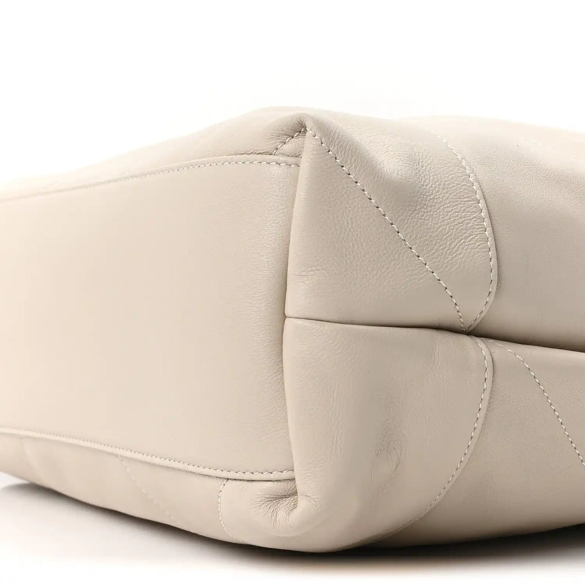 Off-white quilted lambskin shoulder bag corner with curved seam detail