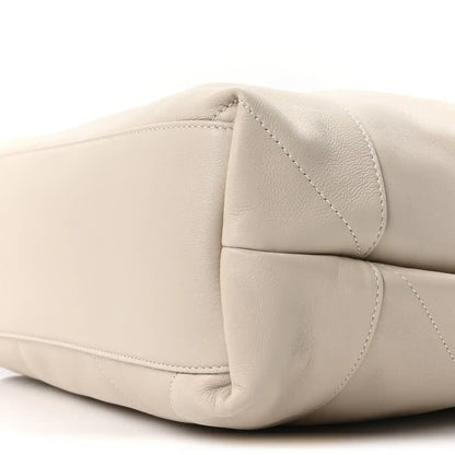 Off-white quilted lambskin shoulder bag corner with curved seam detail