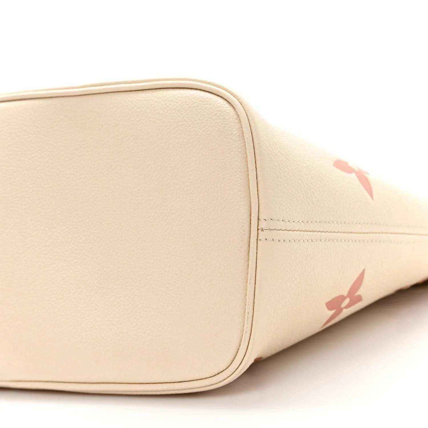 Louis Vuitton Neverfull MM tote bag corner close-up in creme with rose monogram trim