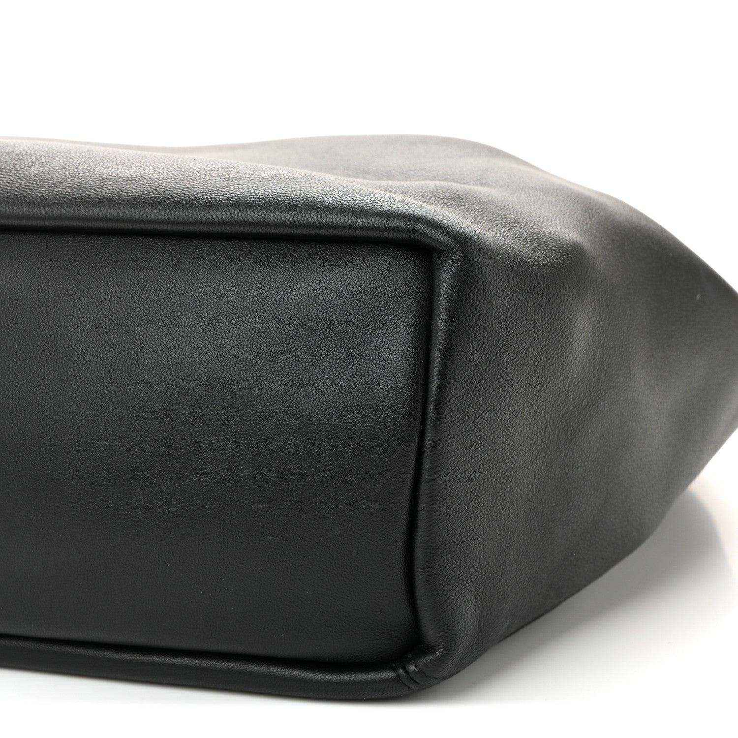 Small squeeze bag in dark nappa leather, corner and seam detail