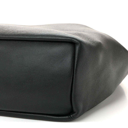 Small squeeze bag in dark nappa leather, corner and seam detail