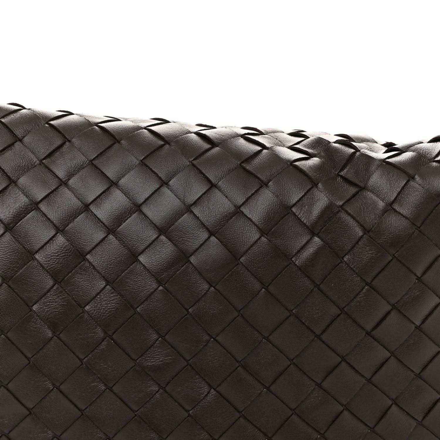 Interlaced leather weave pattern on the Jodie bag body in dark tone