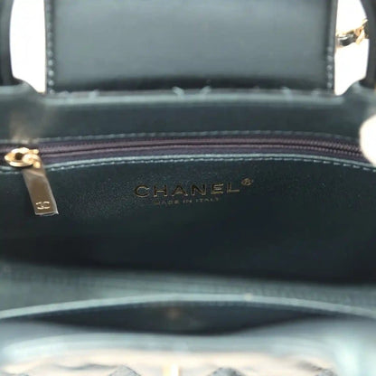 Kelly shopper interior panel with CHANEL logo on dark lining
