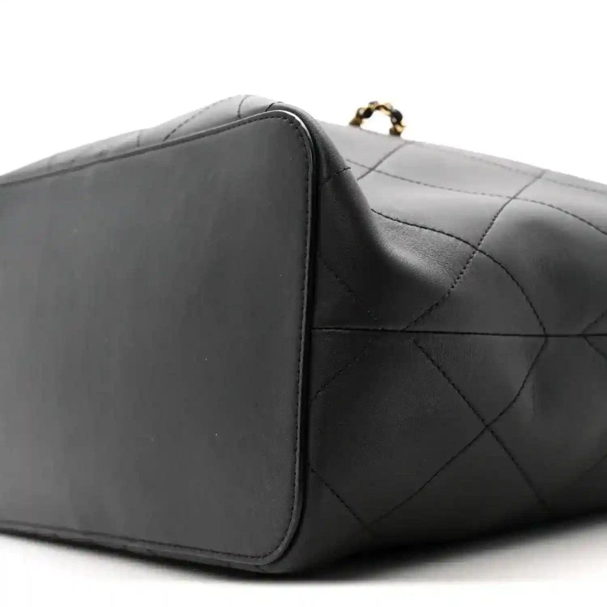 Quilted calfskin tote bag corner, black, diamond quilting with rounded base