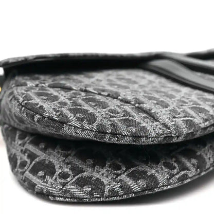 Black jacquard flap with oblique-style pattern and folded top edge