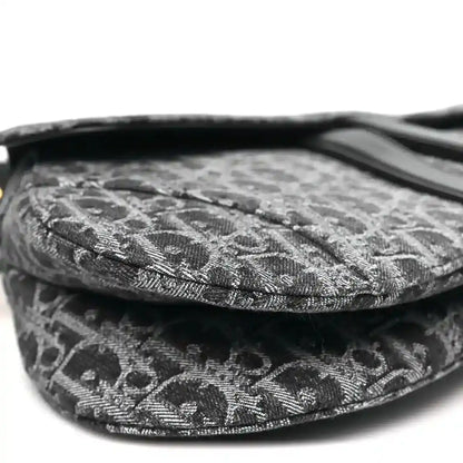 Black jacquard flap with oblique-style pattern and folded top edge