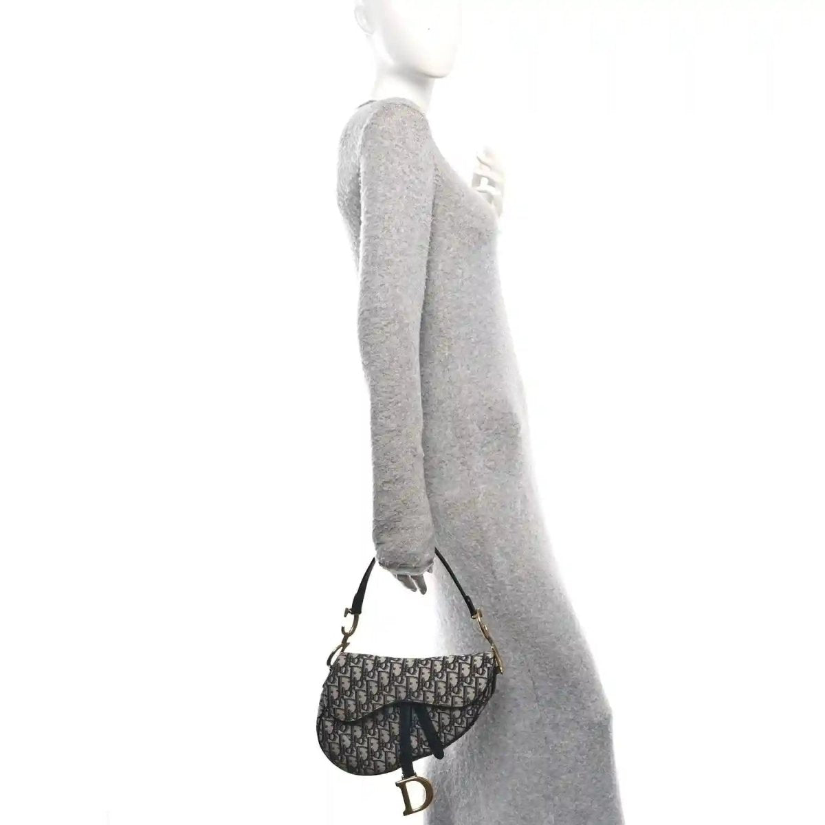 Saddle shoulder bag in Dior Oblique monogram canvas with black strap and gold hardware