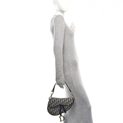 Saddle shoulder bag in Dior Oblique monogram canvas with black strap and gold hardware