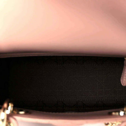 Bag interior lining with dark fabric and stitched zipper opening