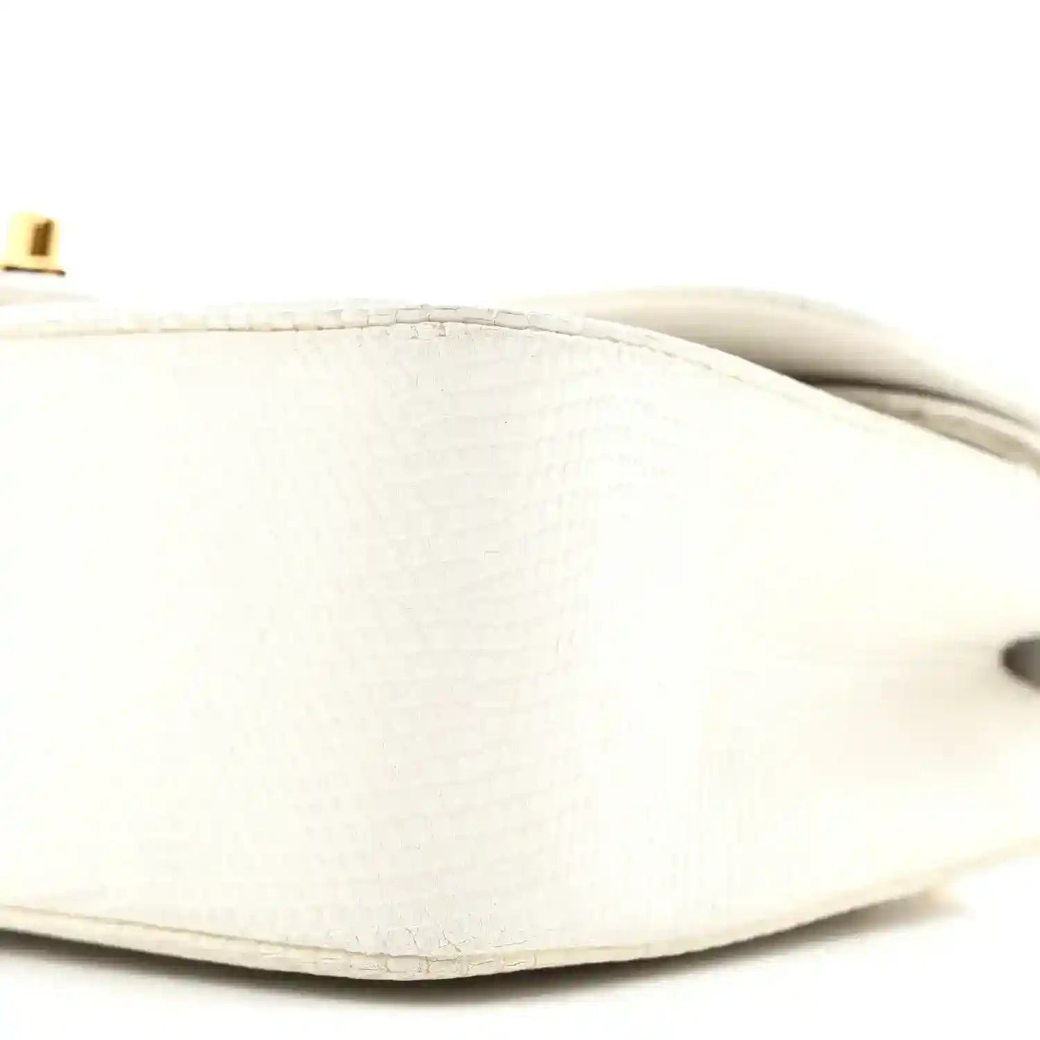 Small double flap bag in white lizard leather, close-up of leather surface