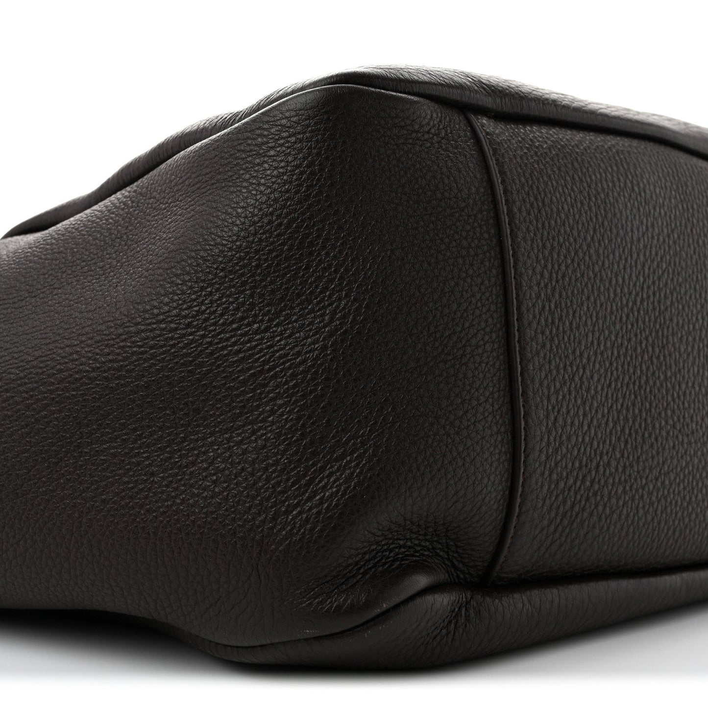 Grained deerskin Bea tote base corner, curved shape and dark leather texture