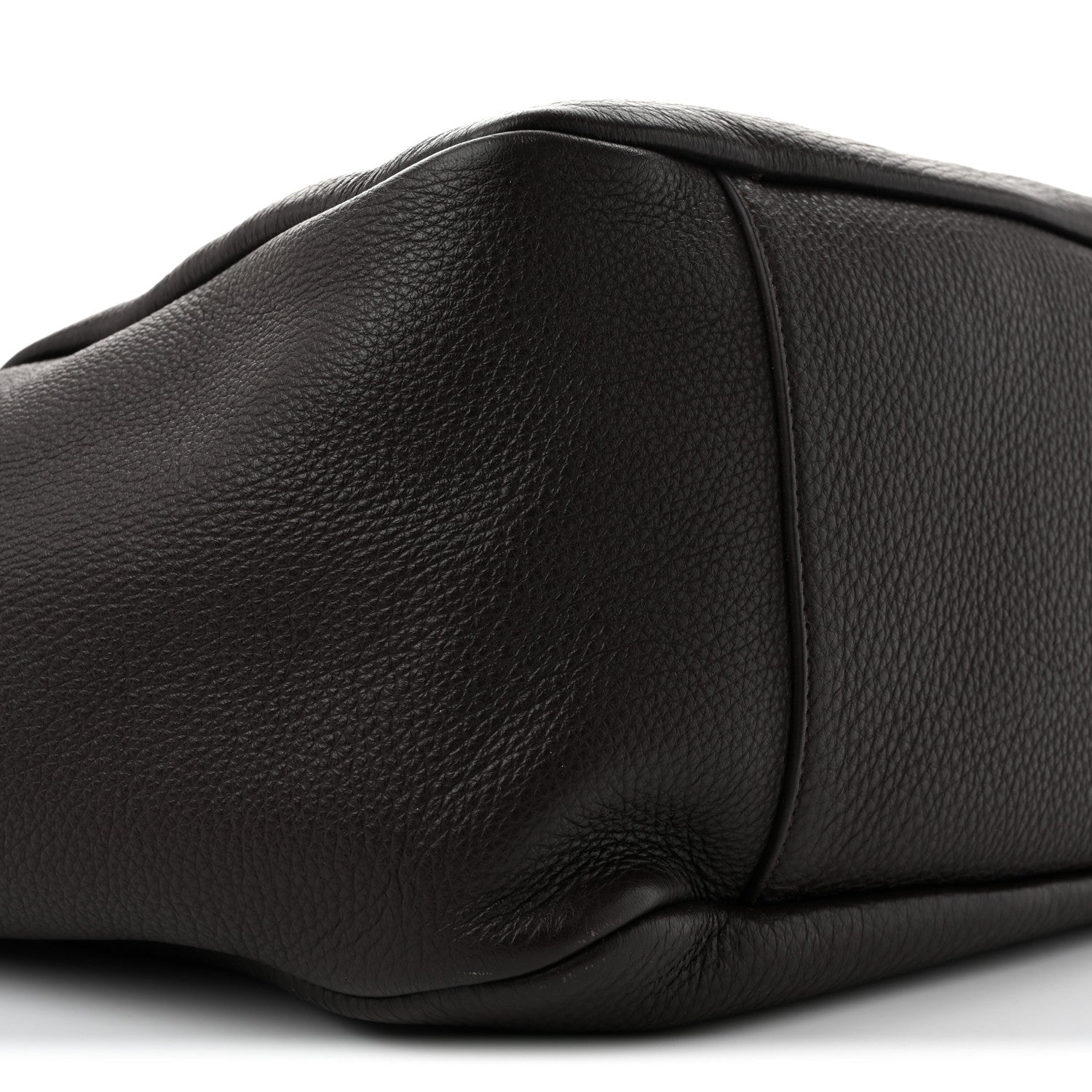 Grained deerskin Bea tote base corner, curved shape and dark leather texture