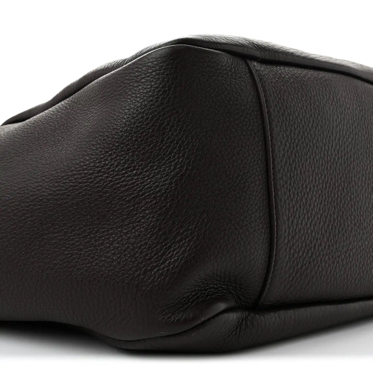 Grained deerskin Bea tote base corner, curved shape and dark leather texture