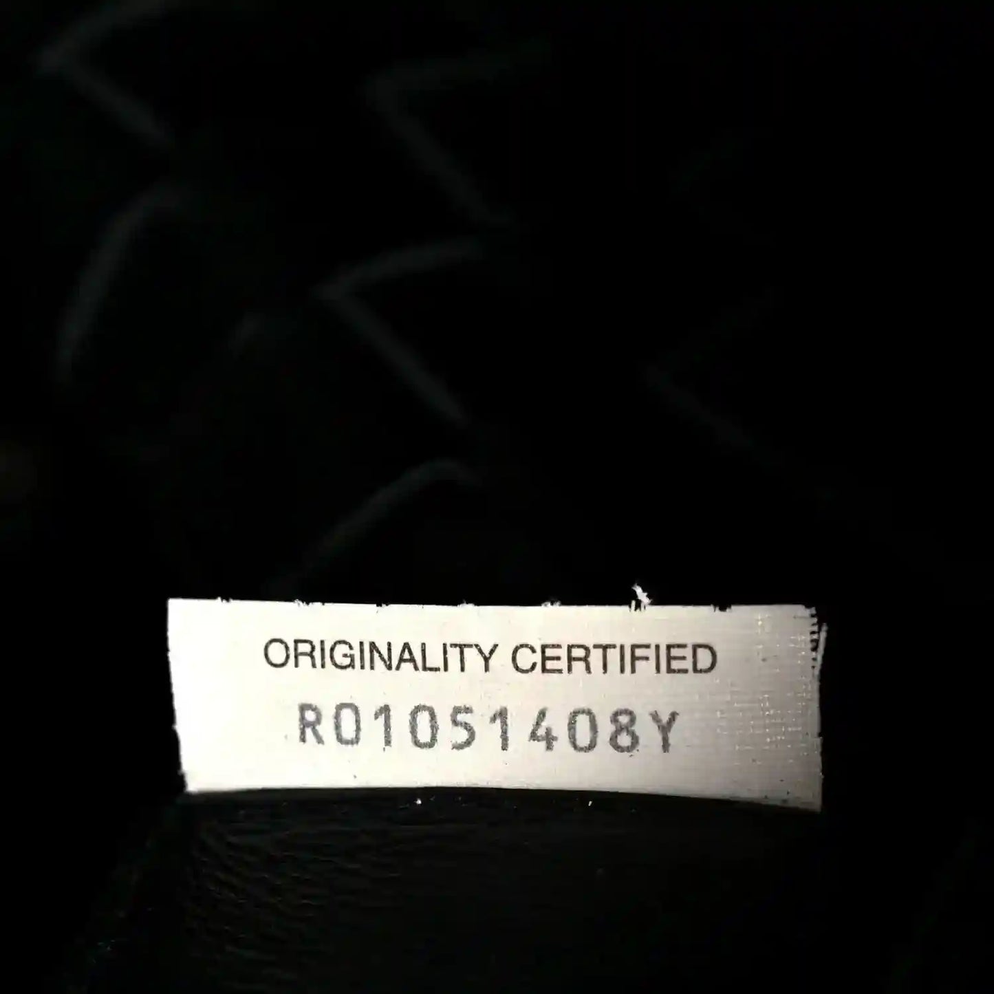 “ORIGINALITY CERTIFIED” leather bag tag with code R01051408Y