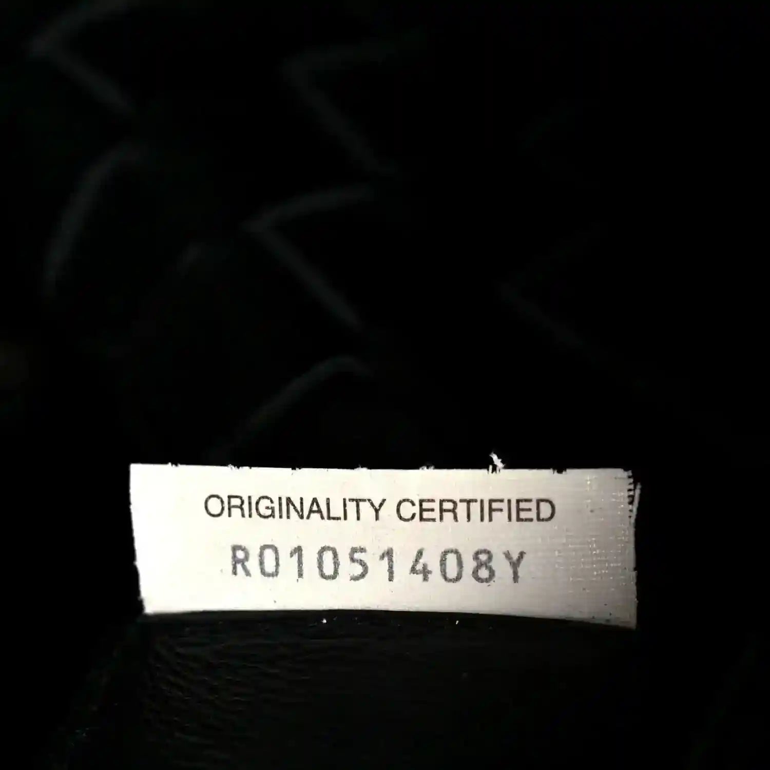 “ORIGINALITY CERTIFIED” leather bag tag with code R01051408Y