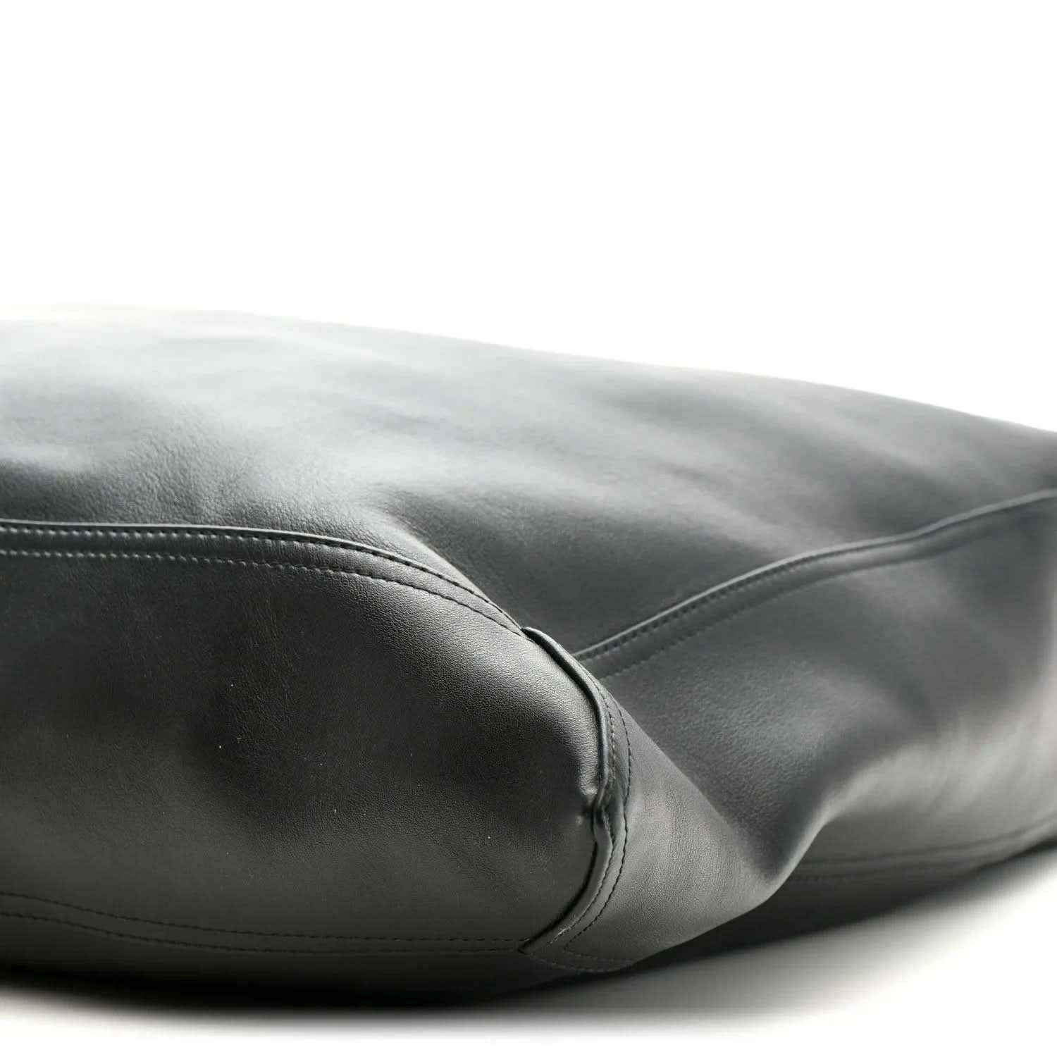 Large hop bag in black calfskin leather, curved seam detail