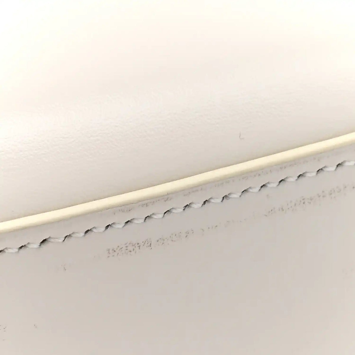 Shiny calfskin shoulder bag top edge with scalloped trim and stitching