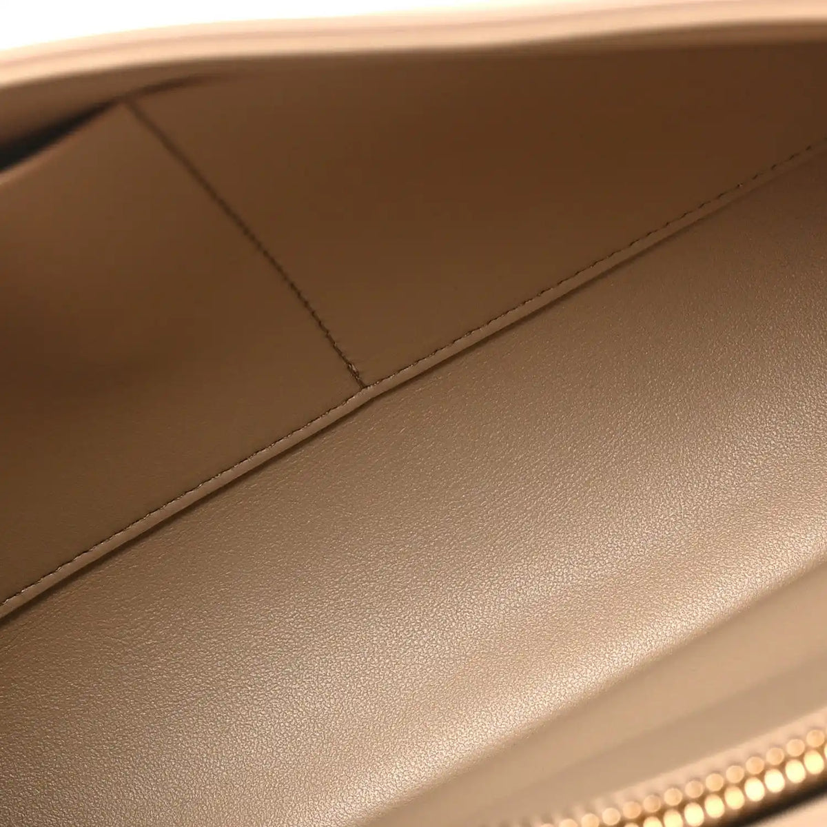 Beige grained leather interior edge with topstitching