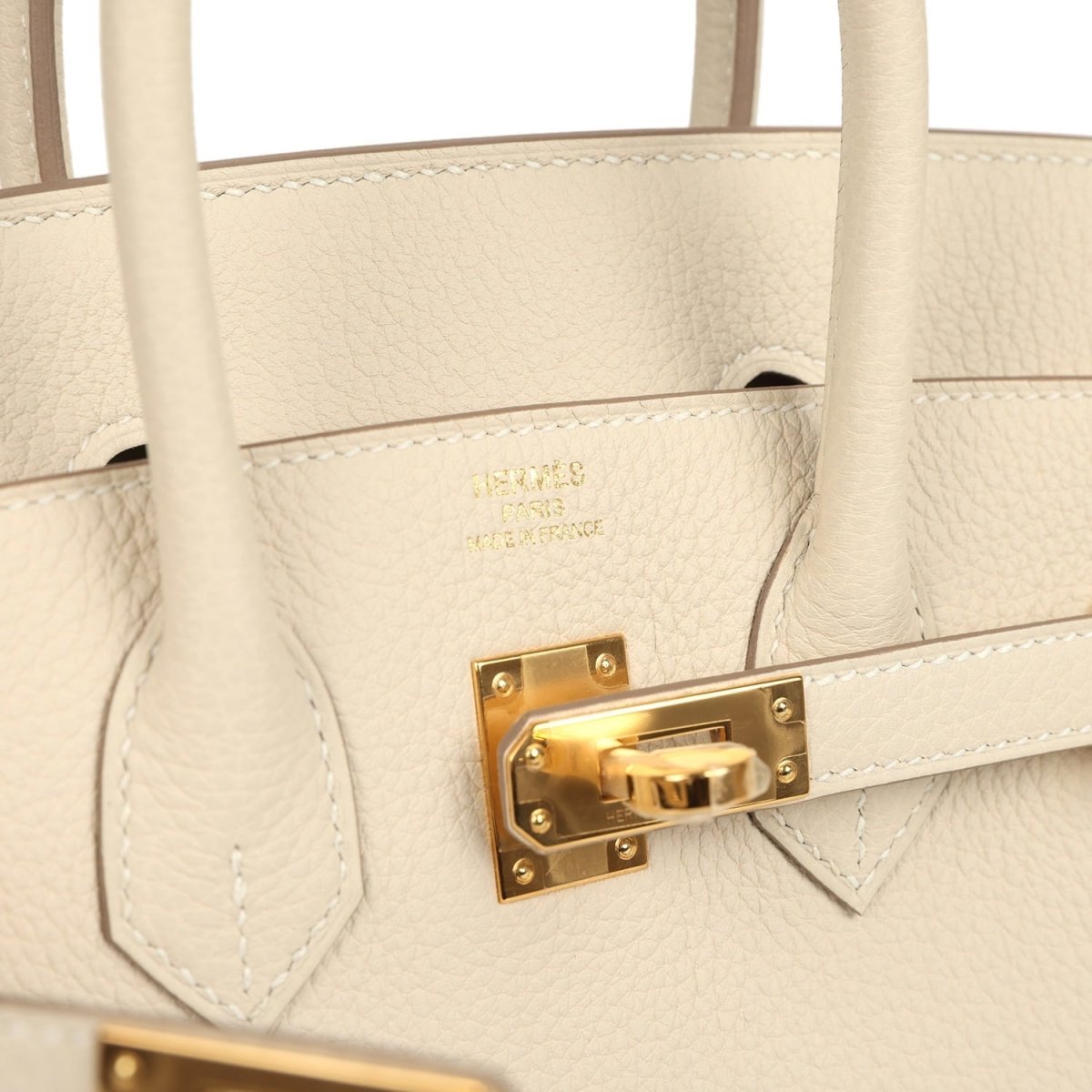 Birkin 25 handbag front lockplate and top handles in light cream Togo leather, gold hardware