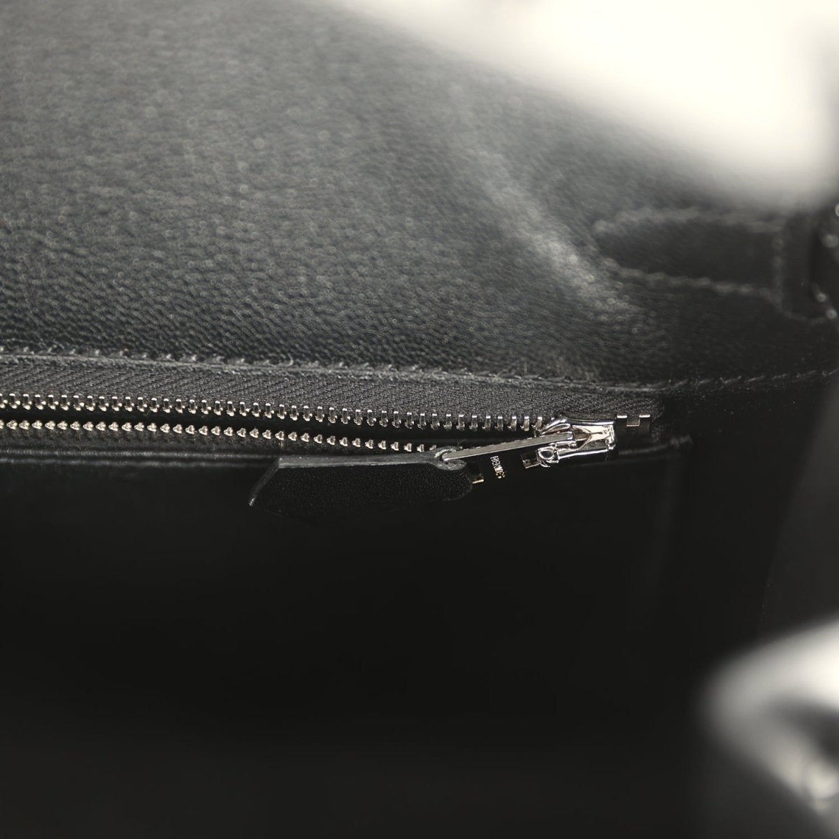 Hermès Birkin Sellier 25 handbag zipper close-up, black leather and metal teeth
