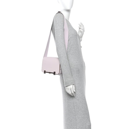 Hermès Geta messenger bag worn on mannequin with pale strap and compact flap front