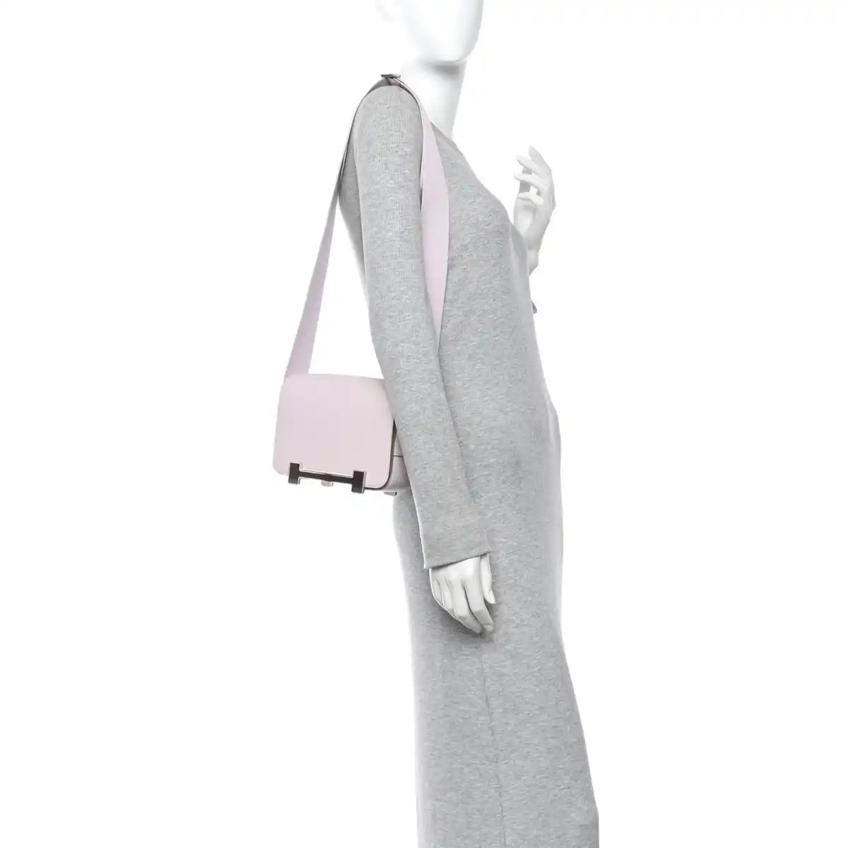 Hermès Geta messenger bag worn on mannequin with pale strap and compact flap front