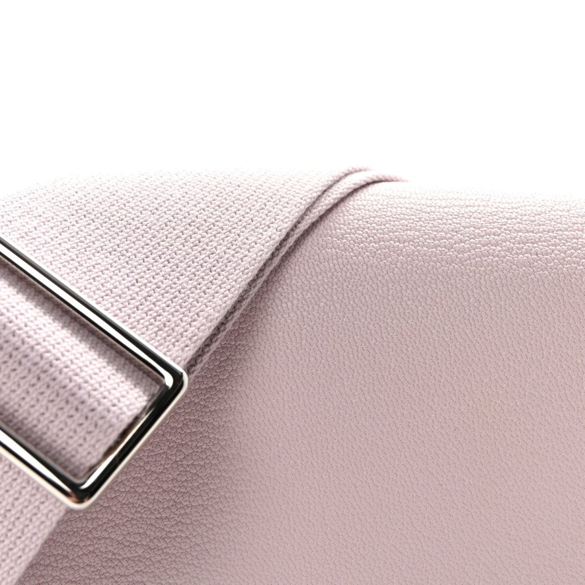 Hermès Geta messenger bag strap and silver-tone buckle detail on pale mauve leather