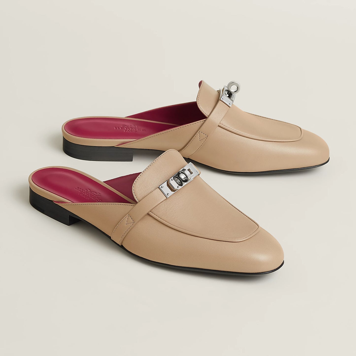 Hermès Oz goatskin mule, beige leather with silver-tone buckle and red lining