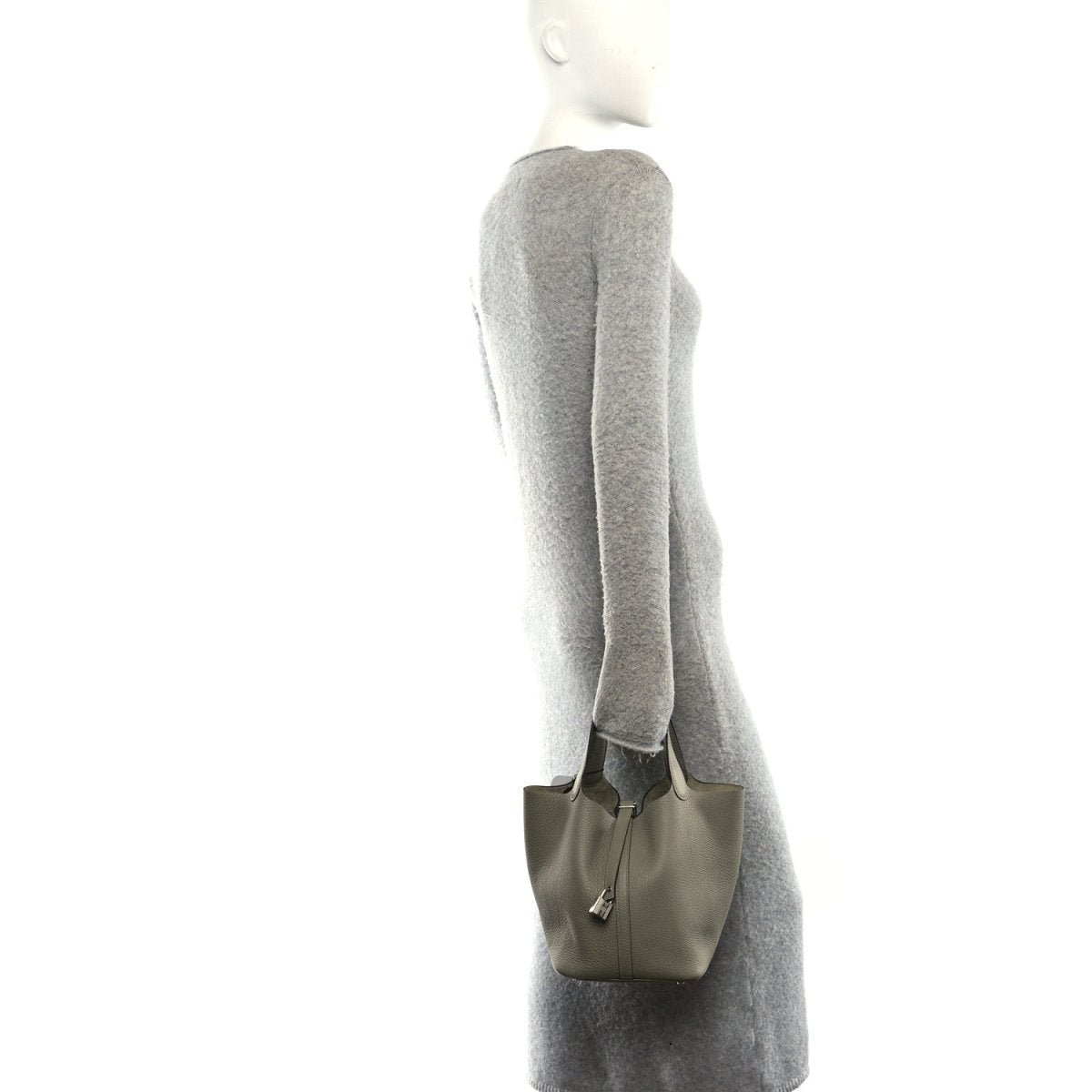 Sauge leather handbag with short shoulder strap and structured body