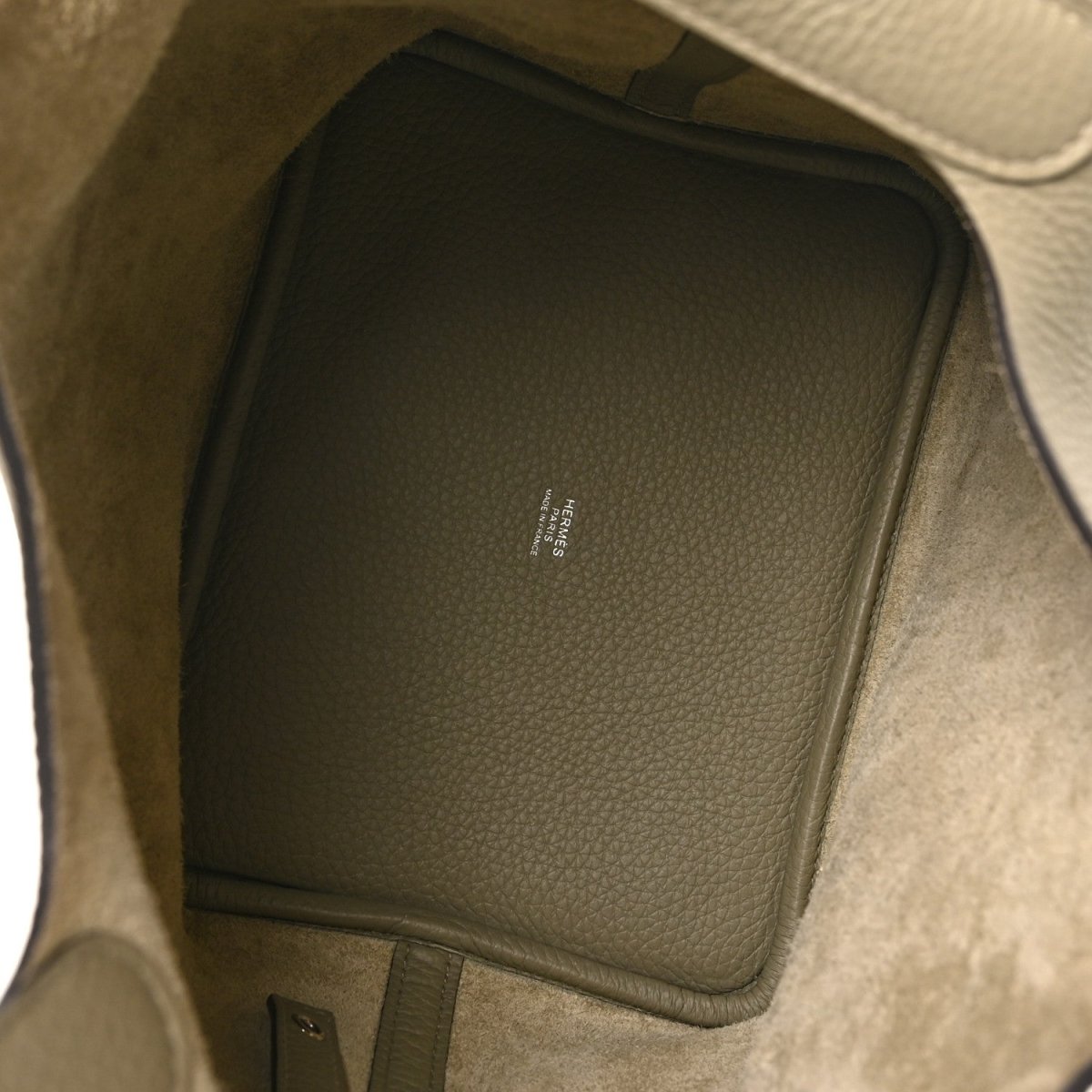 Sauge leather handbag interior with stitched pocket panel