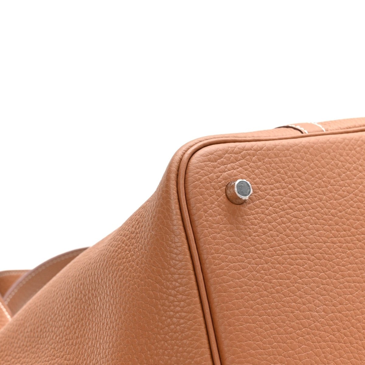Tote bag in pebbled tan leather with round silver lock hardware